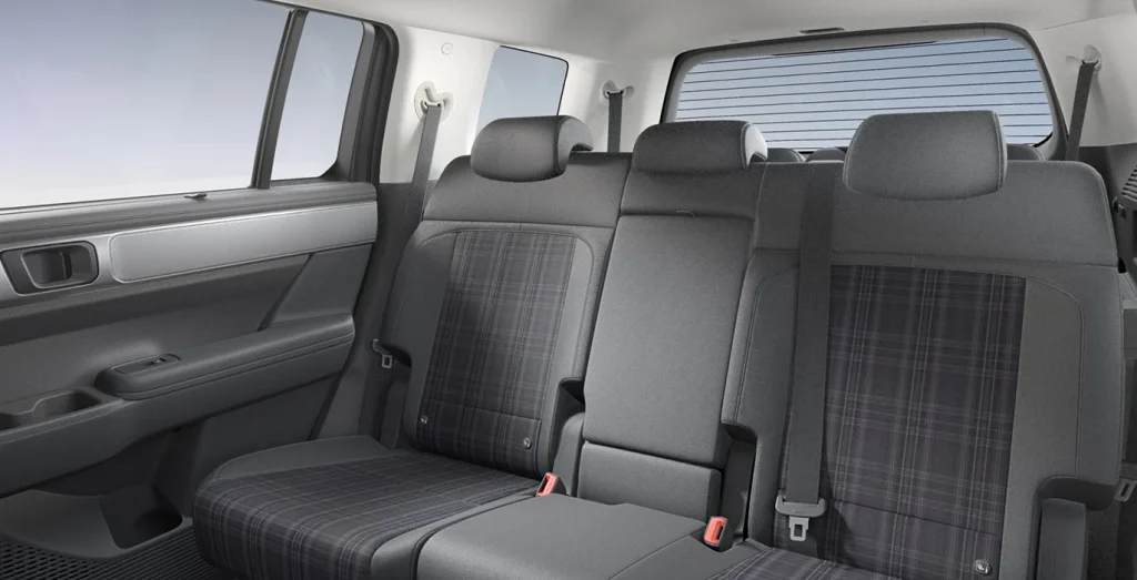 Hyundai-Santa-Fe-Maxx-1.6-T-GDI-HEV-215CV-4x4-6AT-interior-trasera.webp