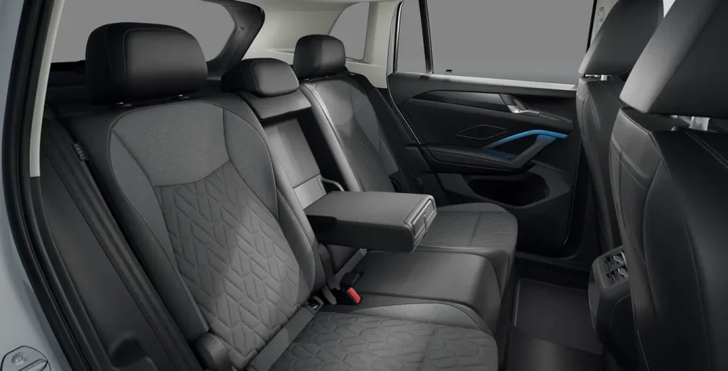 Volkswagen-Tiguan-Mas-1.5-TSI-eHybrid-150kW-204CV-DSG-interior-trasera.webp
