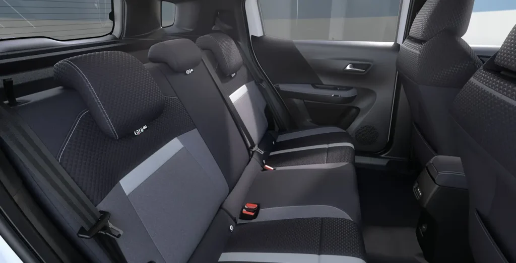 Opel-Frontera-GS-1.2T-XHT-Hybrid-eDCT6-81kW-interior-trasera.webp