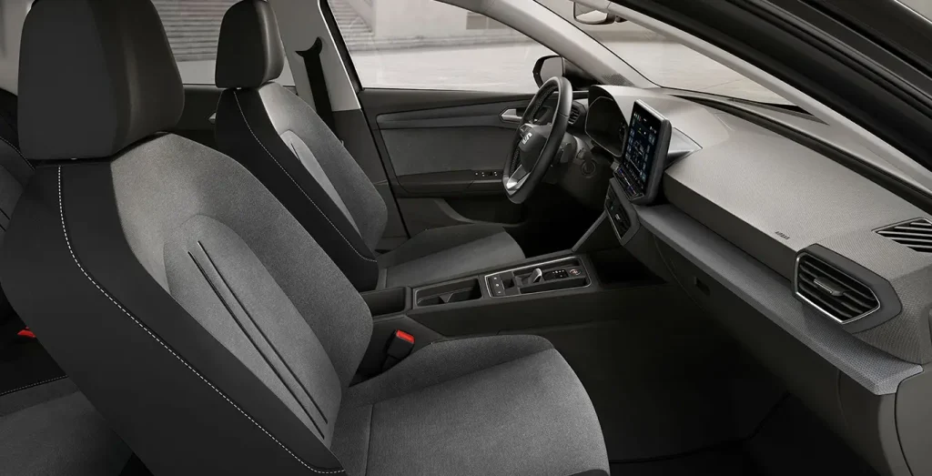 Seat-Leon-1.5-eTSI-115CV-DSG-Style-XL-sin-fondo-principal-interior-delantera-II.webp