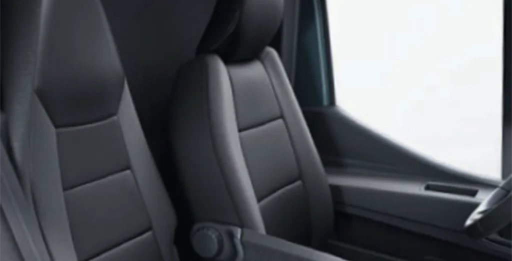 Nissan-Interstar-L2H2-3.5T-2.3dCi-FWD-Acenta-interior-asientos.webp